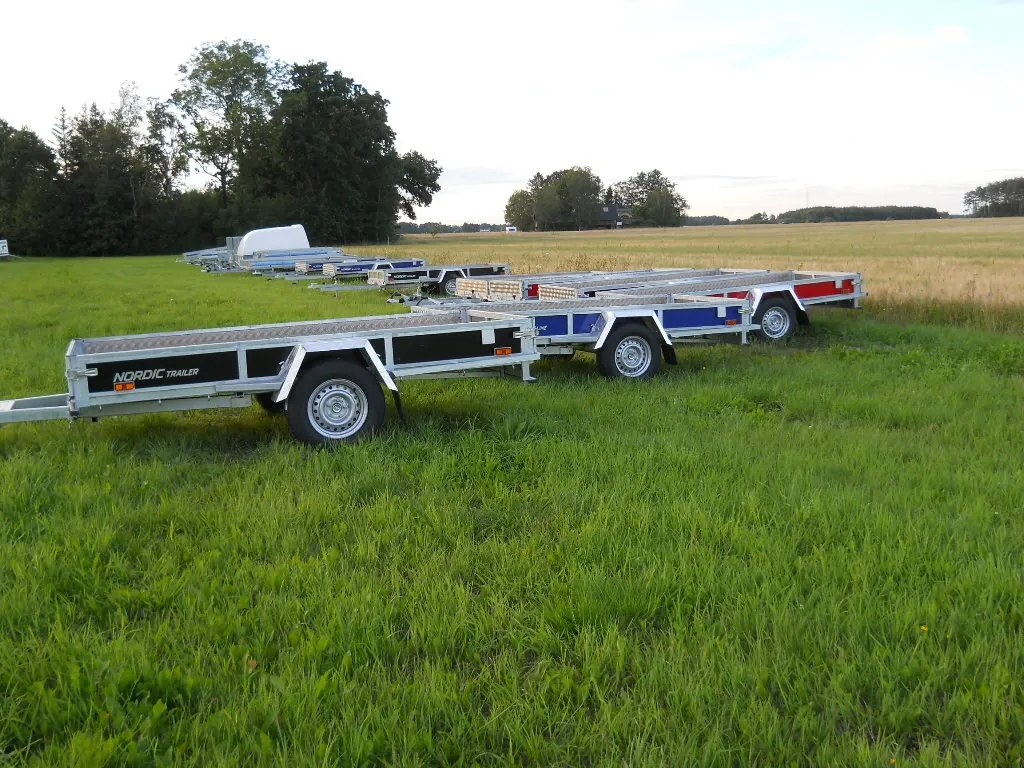 Kärror parkerad på gräs.