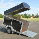 NORDIC TRAILER släpvagn med kåpa parkerad på asfalt.